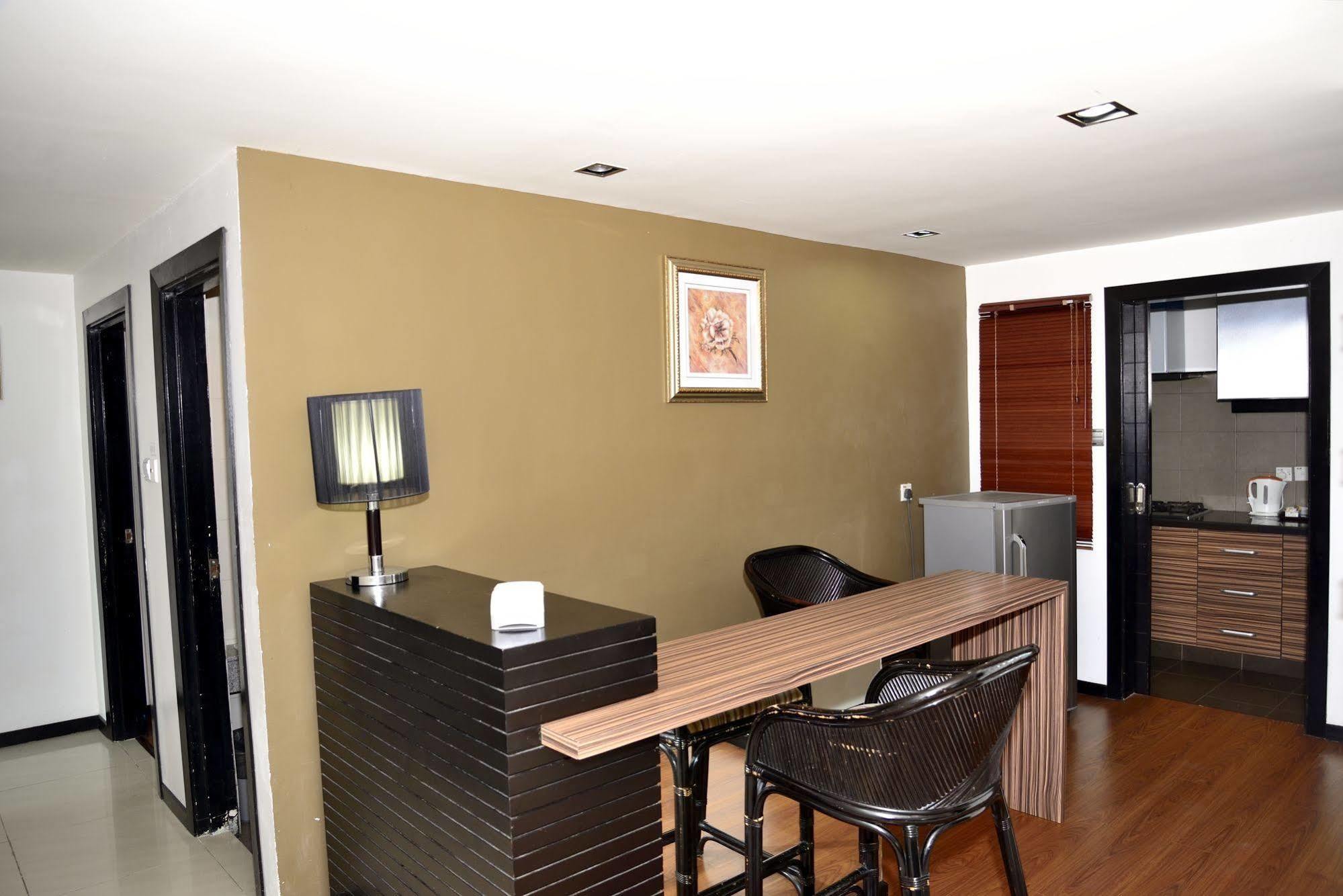 Likas Square Apartment Hotel Kota Kinabalu Exteriör bild
