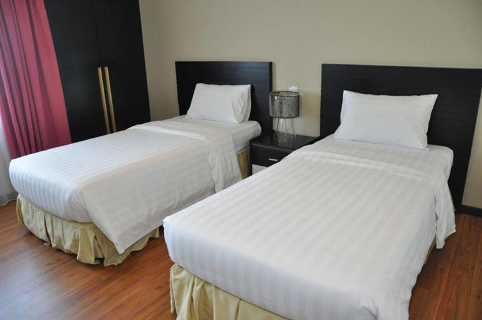 Likas Square Apartment Hotel Kota Kinabalu Exteriör bild