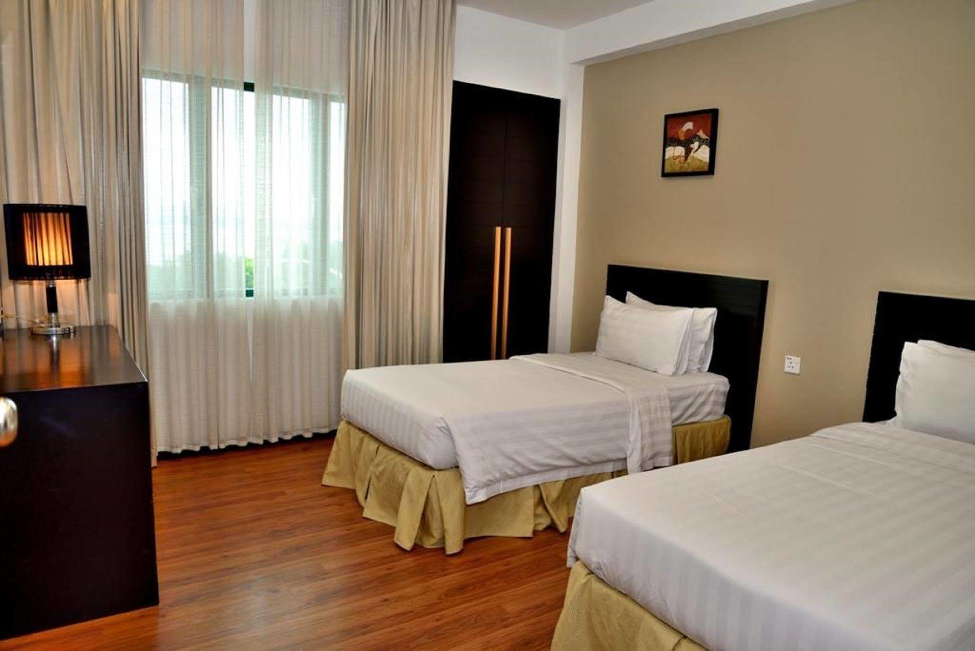 Likas Square Apartment Hotel Kota Kinabalu Exteriör bild